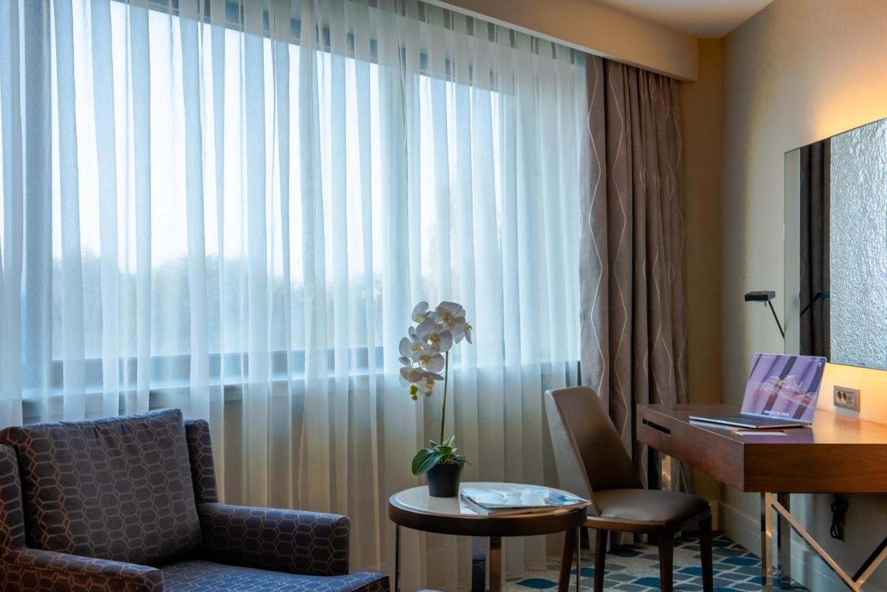 International Hotel Tashkent Exterior photo A room at the hotel